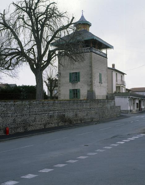 Vue générale d'une fabrique de jardin avec belvédère, à l'entrée sud de Maringues.