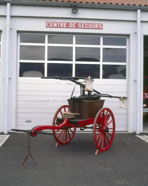 Pompe à incendie 1 avec ses seaux:vue générale