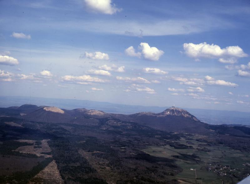 Vue aérienne de la région de Mazaye, près de Chambois, et de la chaîne des Puys au second plan.