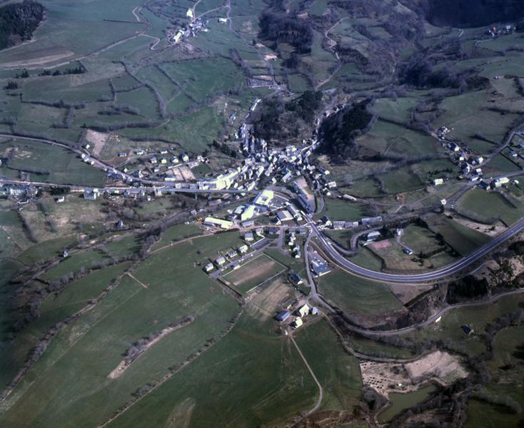 Vue aérienne de Rochefort-Montagne depuis le nord-ouest