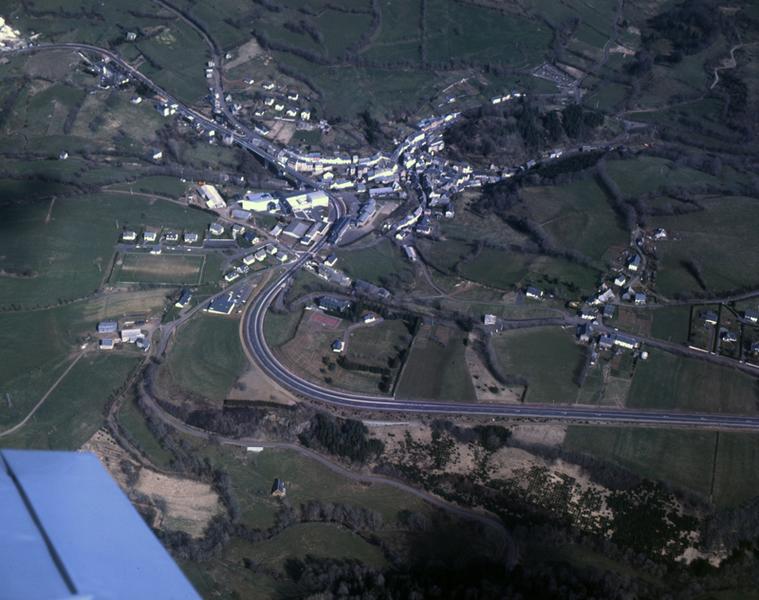 Vue aérienne de Rochefort-Montagne depuis le sud-ouest