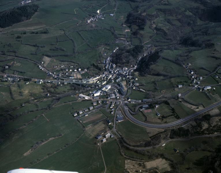 Vue aérienne de Rochefort-Montagne depuis le nord-ouest