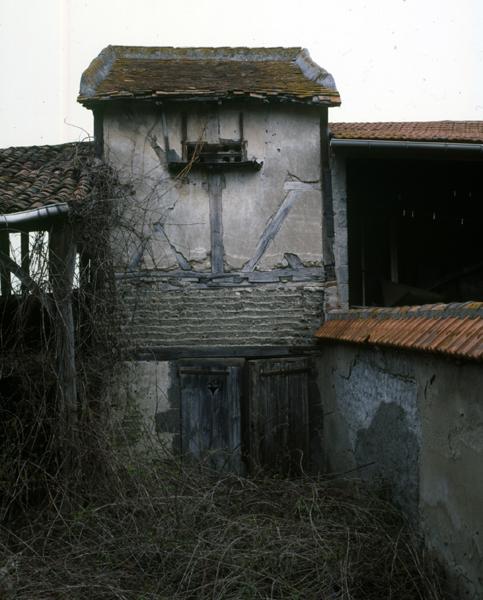 Vue générale d'un pigeonnier sur resserre (?) (Maringues, 33 rue du Baraban).