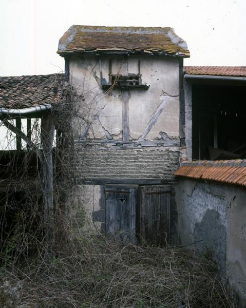 Vue générale d'un pigeonnier sur resserre (?) (Maringues, 33 rue du Baraban).