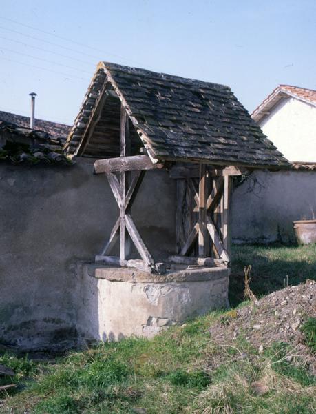 Vue générale d'un puits couvert (Luzillat, village)