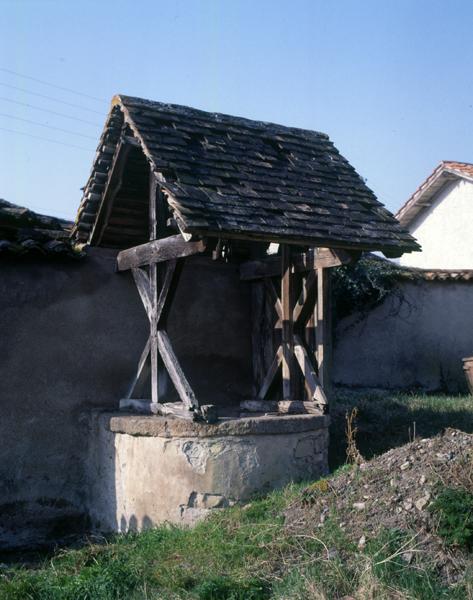 Vue générale d'un puits couvert (Luzillat, village)