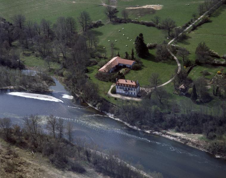Vue aérienne du château et de ses dépendances, au bord de l'Allier