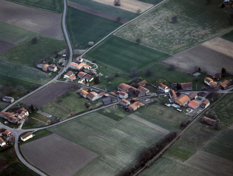 Vue aérienne du village de Villard