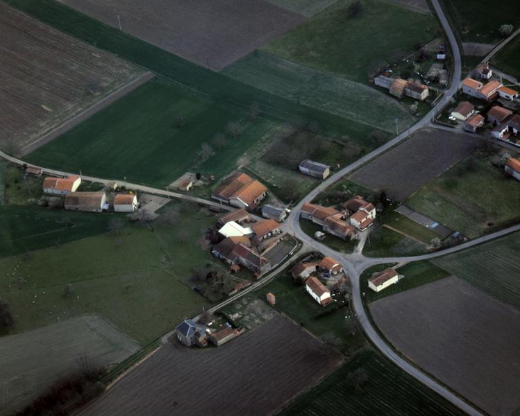 Vue aérienne du village de Villard