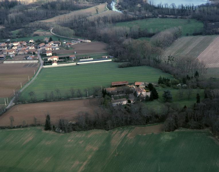 Vue aérienne du village de Pont-Picot et du château de Pontlière
