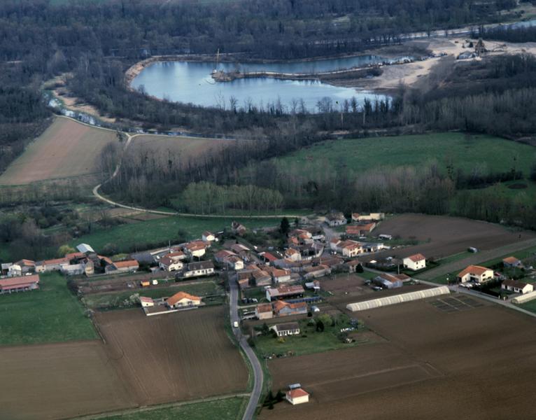 Vue aérienne du village de Pont-Picot