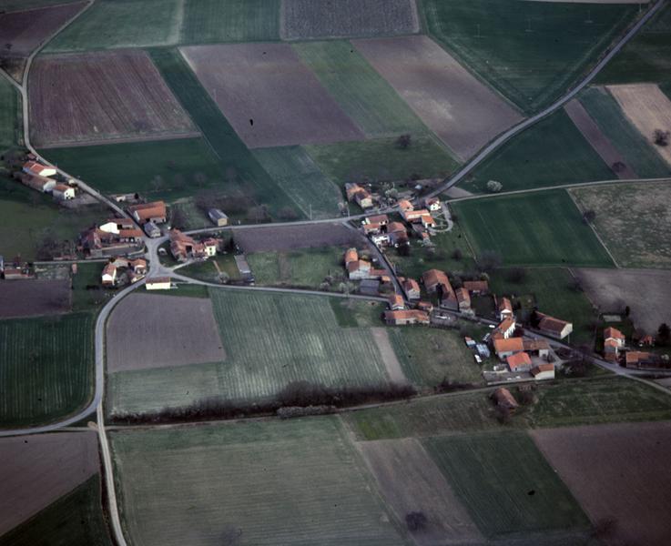Vue aérienne du village de Villard