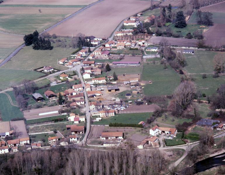 Vue aérienne du village de Vialle