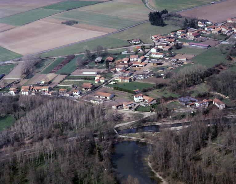 Vue aérienne du village de Vialle