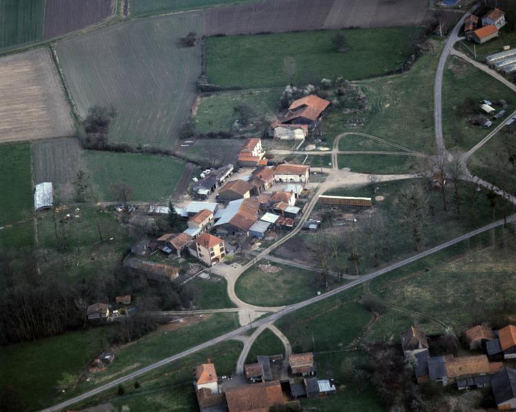 Vue aérienne du village des Fourniers