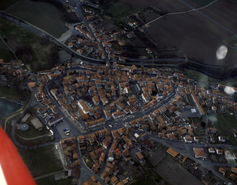 Vue aérienne de la ville de Maringues