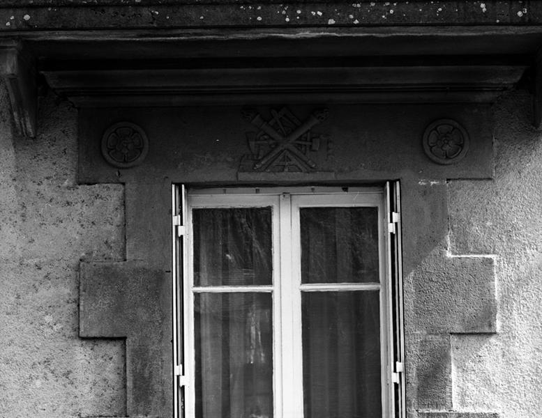 Détail d'un linteau de fenêtre sculpté (Maringues, ville)