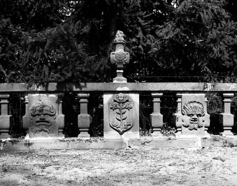 Détail des balustres,des trumeaux centraux et du pot à feu