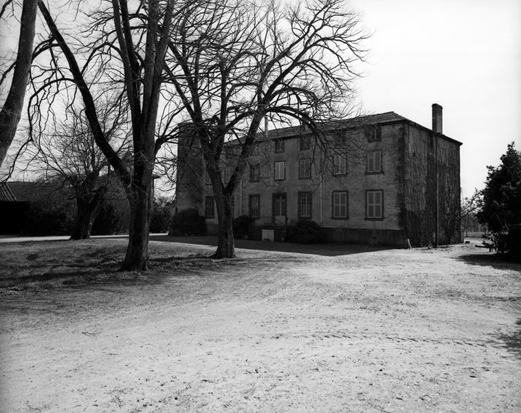Vue générale du corps de logis depuis la cour