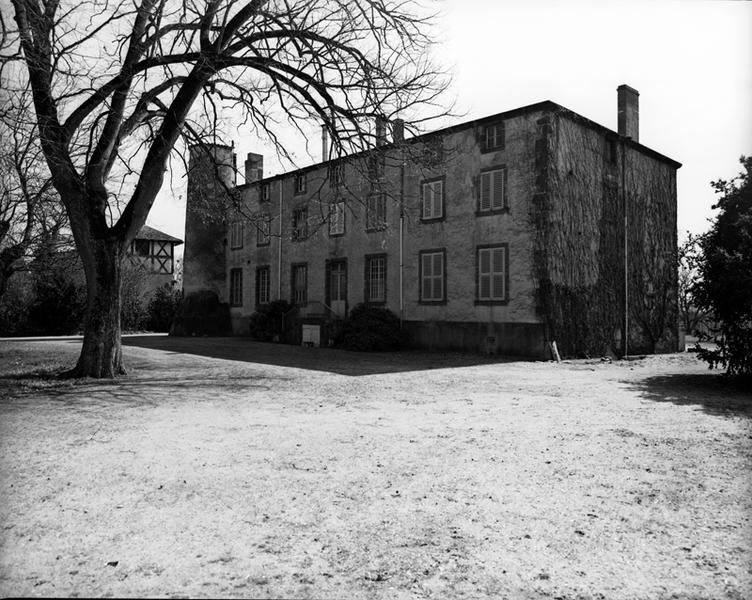 Vue générale du corps de logis depuis la cour