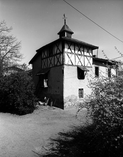 Vue générale du pigeonnier sud-est en pans de bois