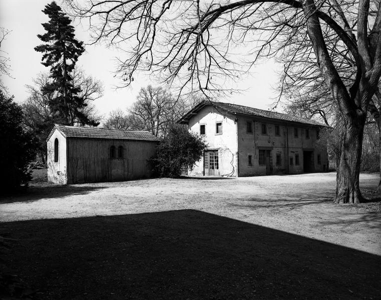 Vue générale des dépendances ouest depuis la cour
