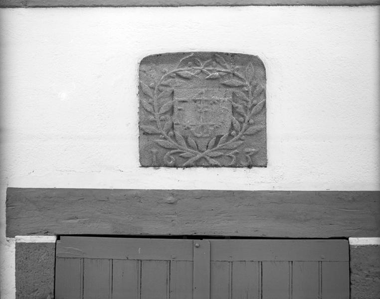 Détail d'une pierre sculptée, en remploi, portant un écu et la date 1653 (Maringues, ville).