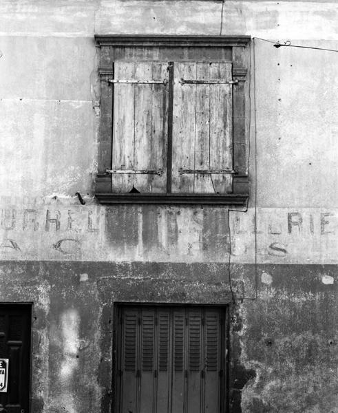 Détail d'une fenêtre (Maringues, ville)