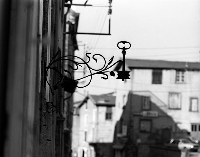 Vue générale d'une enseigne de serrurier, 16 rue Beaudet Lafarge