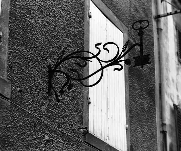 Vue générale d'une enseigne de serrurier, 16 rue Beaudet Lafarge