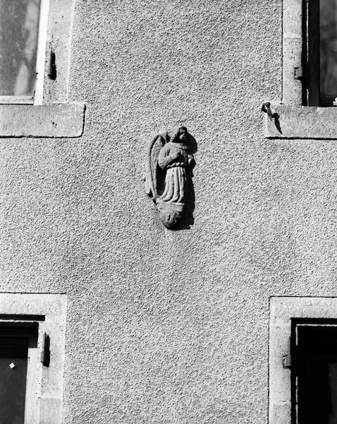 Détail d'un ange sculpté, en remploi (Maringues, ville)