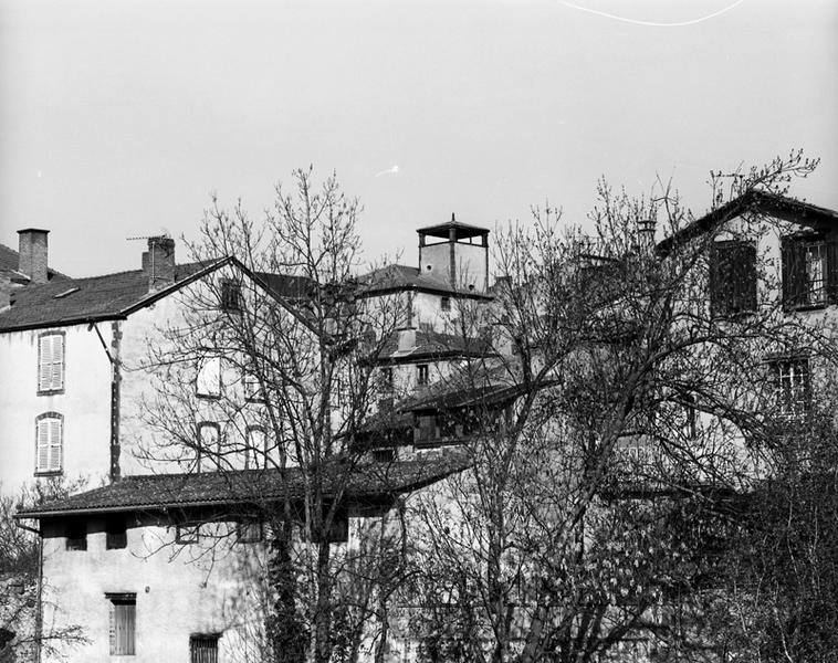 Vue générale dans le site de la maison et de son belvédère, depuis le sud-est.