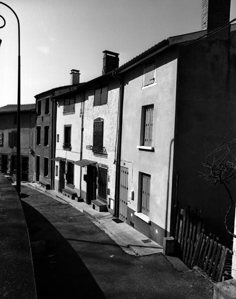 Vue générale de maisons du XIXe siècle à façade étroite (Maringues, ville).