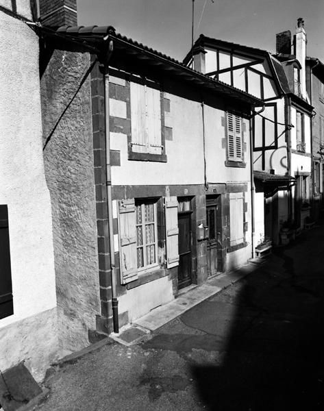 Vue générale d'un logis double (Maringues, ville)