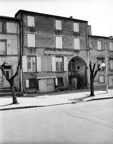 Vue générale de l'hôtel depuis le boulevard Bergougnoux