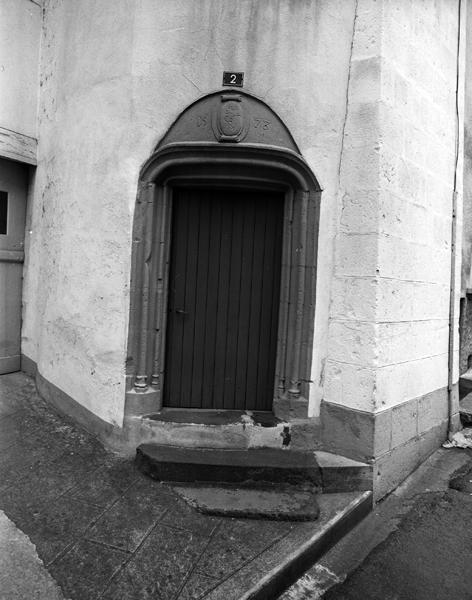 Vue d'une porte de tour d'escalier, portant la date 1578 (Maringues, ville).