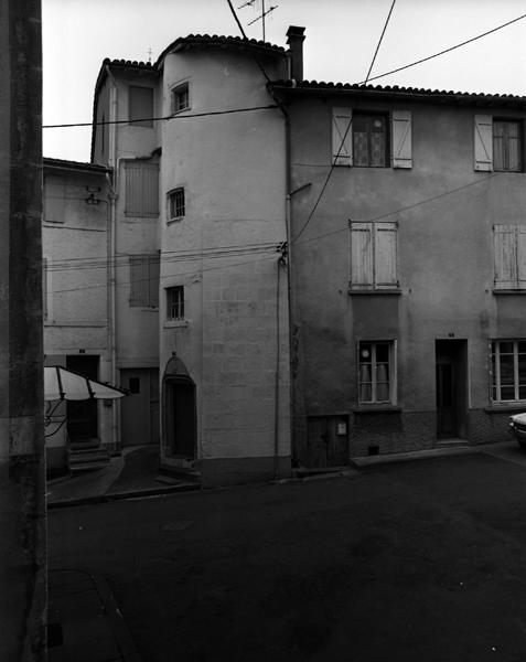 Vue générale d'une maison à tour d'escalier (Maringues, ville)