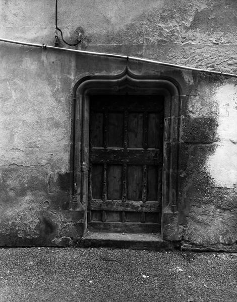 Détail d'une porte à arc en accolade (Maringues, ville)