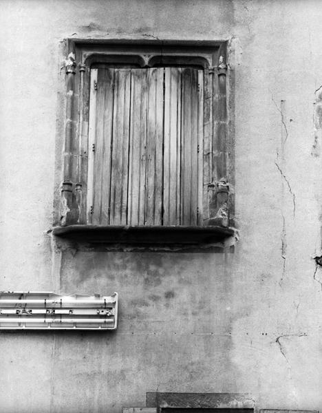 Détail d'une fenêtre (Maringues, ville)