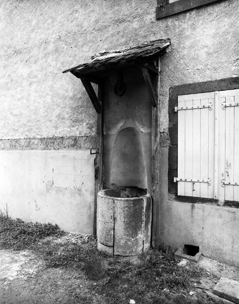 Vue générale d'un puits engagé (Maringues, 33 rue du Baraban)