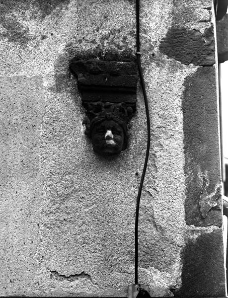 Détail d'un modillon sculpté, en remploi (Maringues, ville)