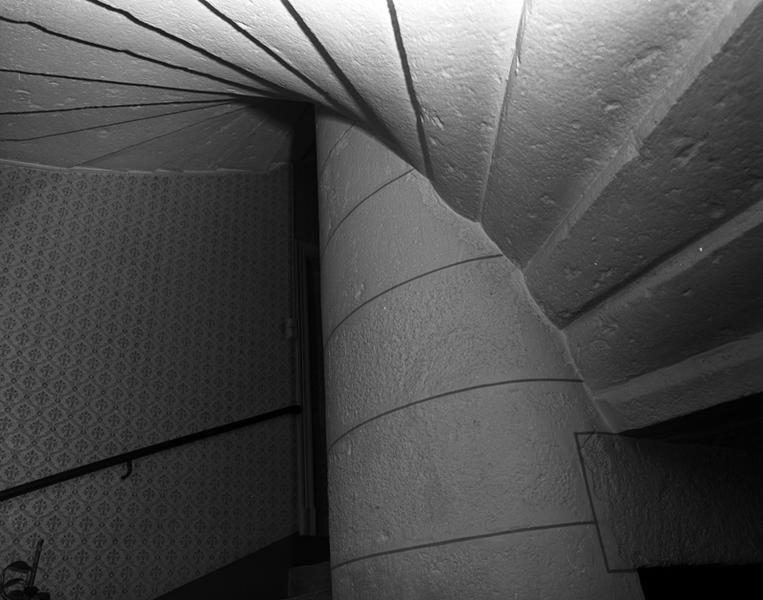 Vue partielle d'un escalier en vis (Maringues, ville)