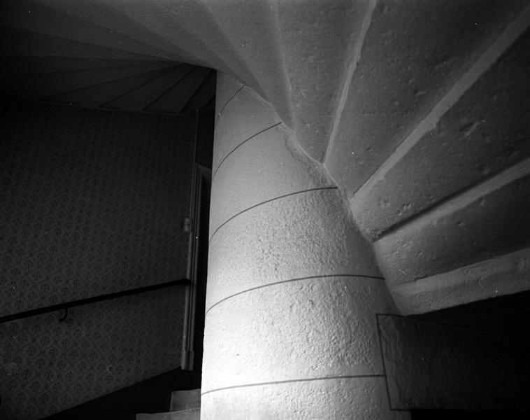 Vue partielle d'un escalier en vis (Maringues, ville)
