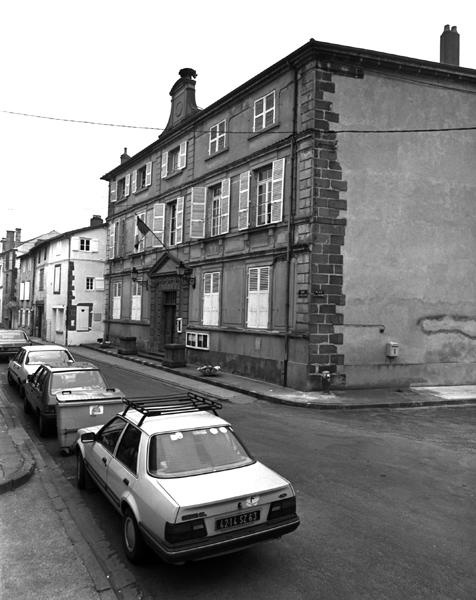 Vue générale de l'élévation est de l'ancien bâtiment des parloirs, actuellement hôtel de ville.
