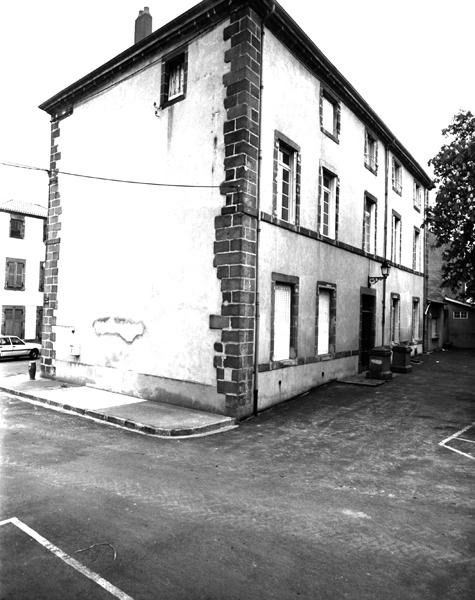 Vue générale de l'élévation ouest de l'ancien bâtiment des parloirs, actuellement hôtel de ville.