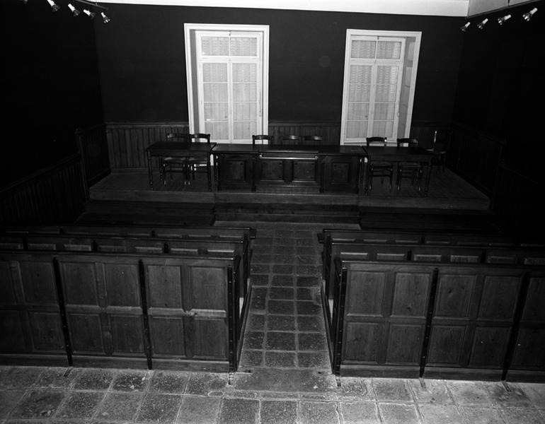 Vue générale de la salle de justice de paix, dans l'ancien bâtiment des parloirs, actuellement hôtel de ville.
