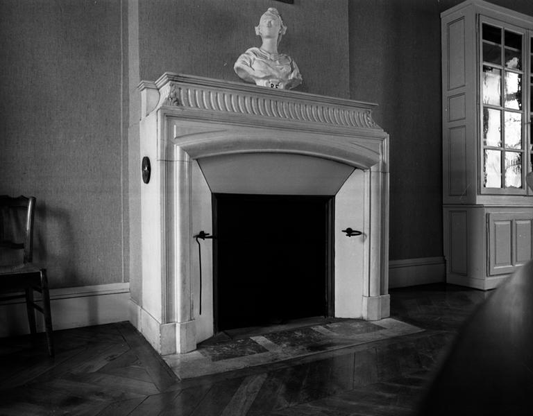 Vue générale de la cheminée de la salle du conseil municipal, dans l'ancien bâtiment des parloirs, actuellement hôtel de ville.