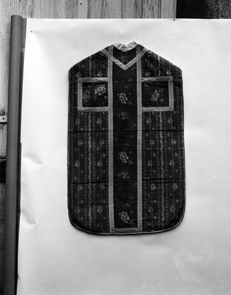 Chasuble, dos, vue générale. Pékin, 1 lat de lancé, et taffetas doublé, liseré, broché.