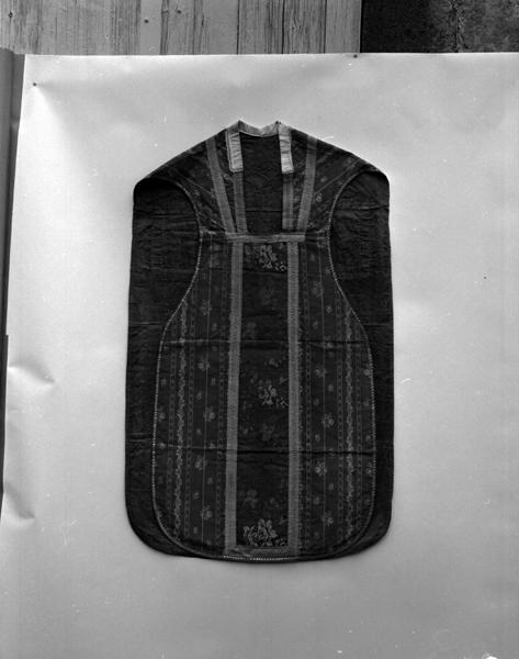 Chasuble, devant, vue générale. Pékin, 1 lat de lancé, et taffetas doublé, liseré, broché.