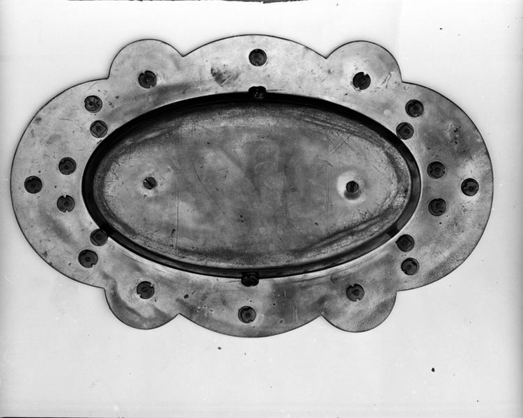 Plateau à burettes, vu de dessous. Décor fixé en un, deux ou trois points. Deux vis, sur le fond, pour les organes de positionnement des burettes.
